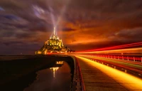 Mont Saint Michel iluminado: Un majestuoso monasterio por la noche