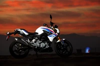 Moto esportiva Honda elegante contra um céu dramático ao pôr do sol