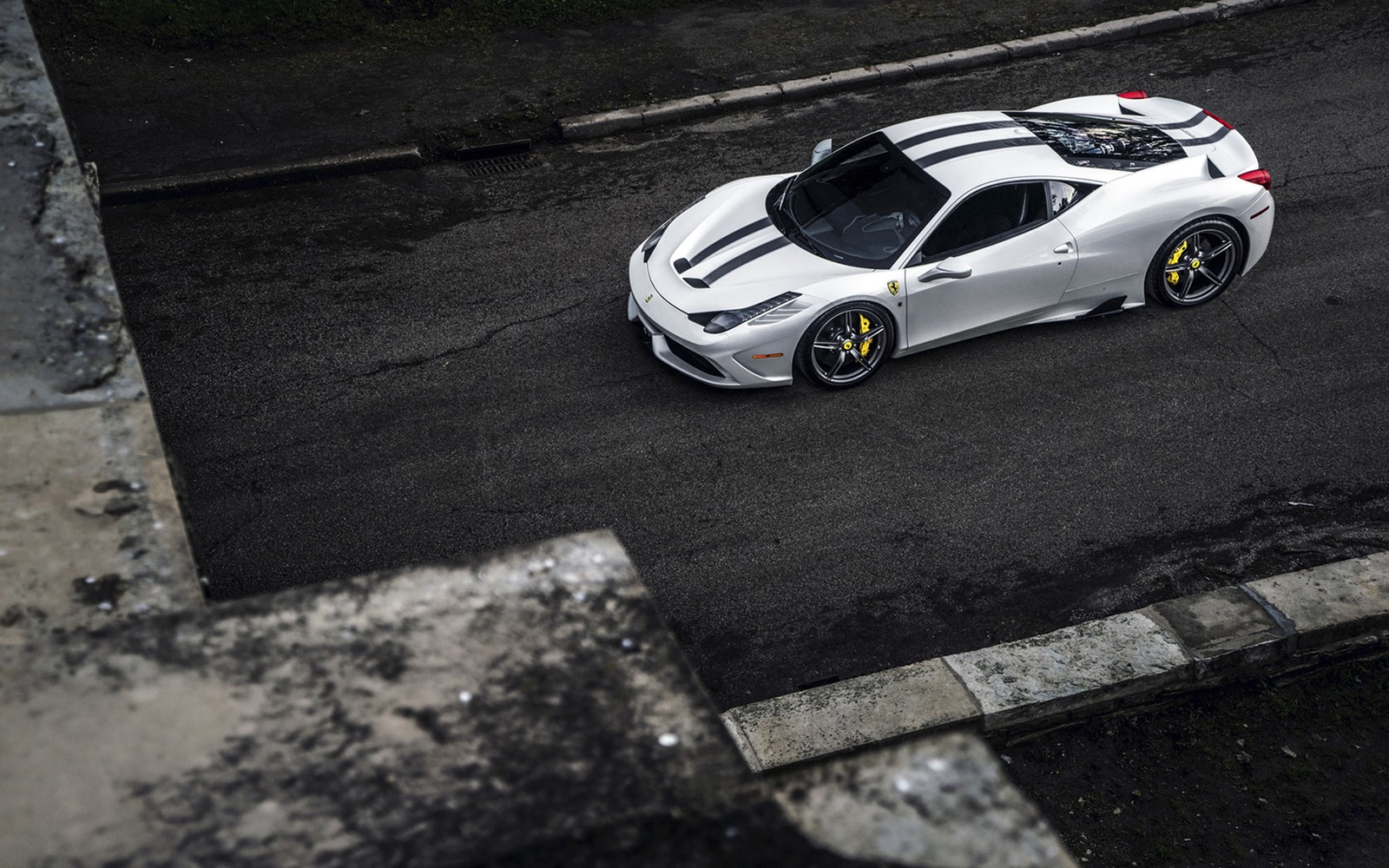 Un primer plano de un coche deportivo blanco estacionado en una calle (supercoche, coche deportivo, coche de carreras, vehículo terrestre, ferrari 458 speciale)