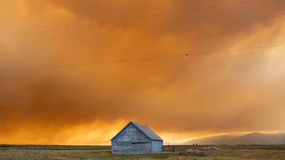 Ruhiges Holzhaus unter einem orangefarbenen Himmel