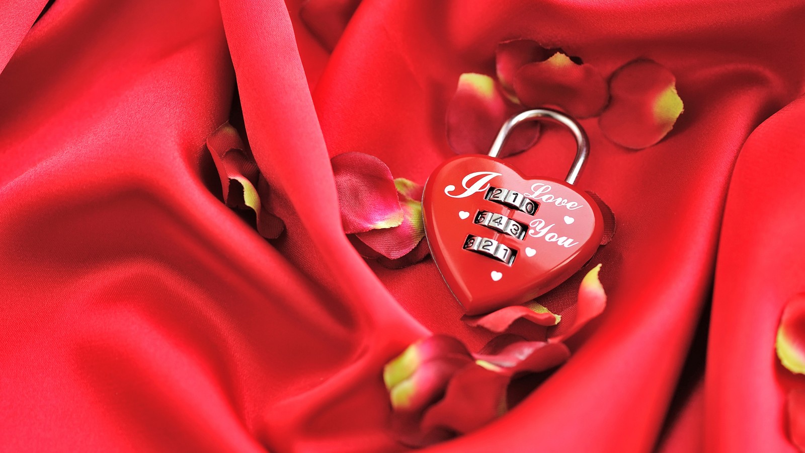 Un cadenas rouge en forme de cœur avec un message dessus (rouge, saint valentin, cœur, amour, musique)