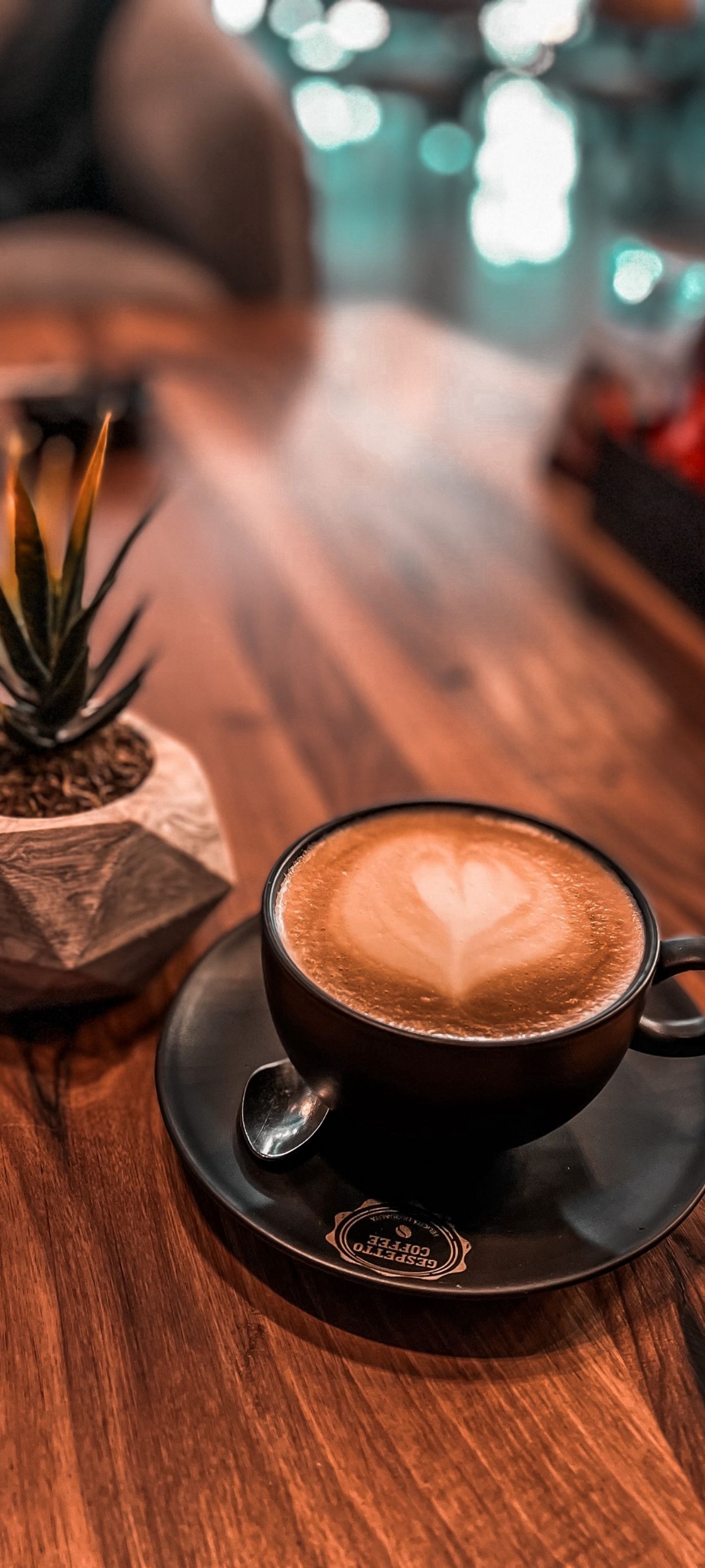 Una taza de café en un platillo sobre una mesa (cappuccino, comida, utensilios de mesa, flat white, coupé)