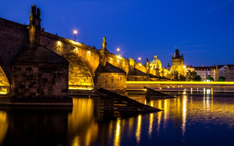 Вид на мост через реку с замком на заднем плане (карлов мост, charles bridge, отражение, ночь, достопримечательность)