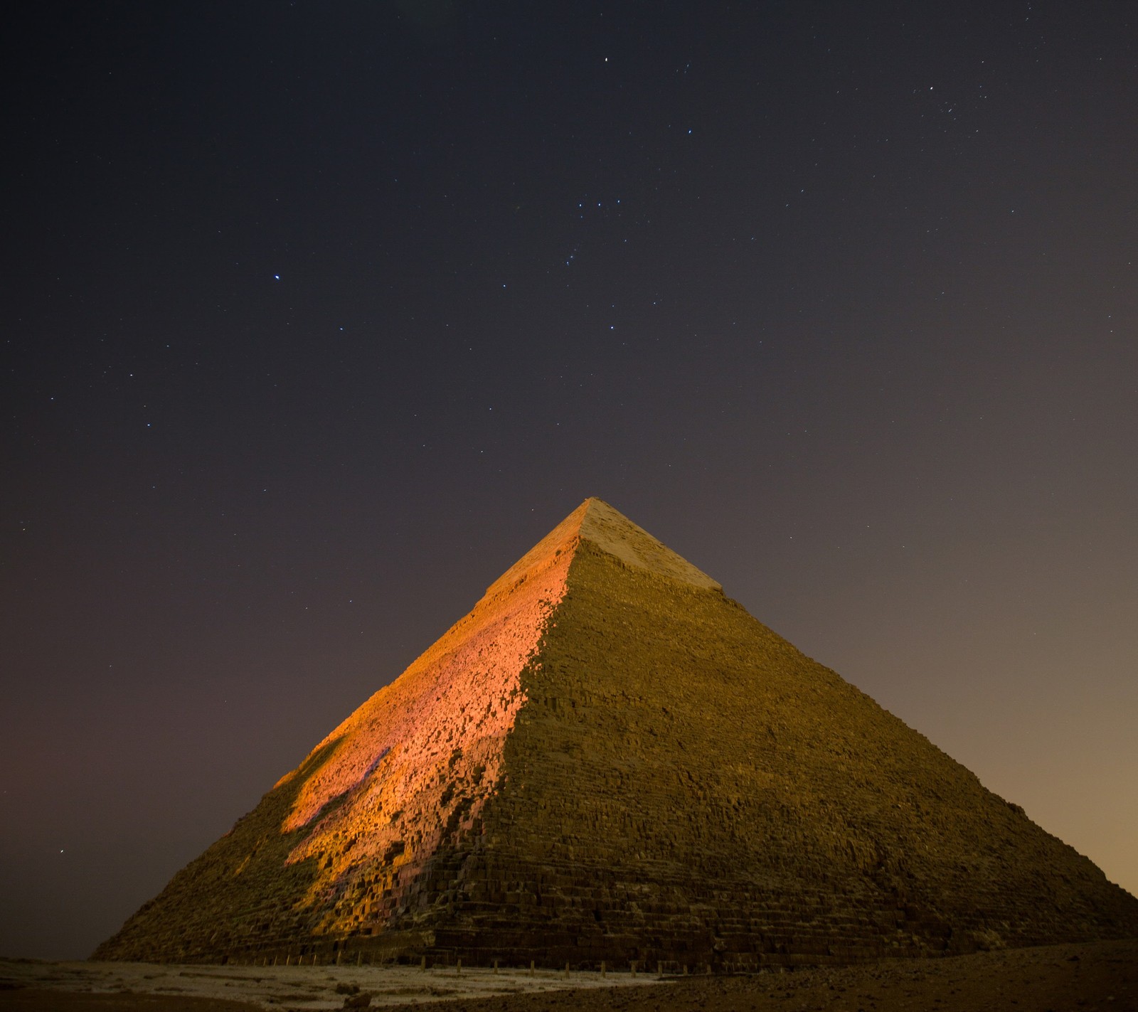 Vista aérea de uma pirâmide com uma estrela no céu (android marshmallow, android, google, montanha, paisagem)