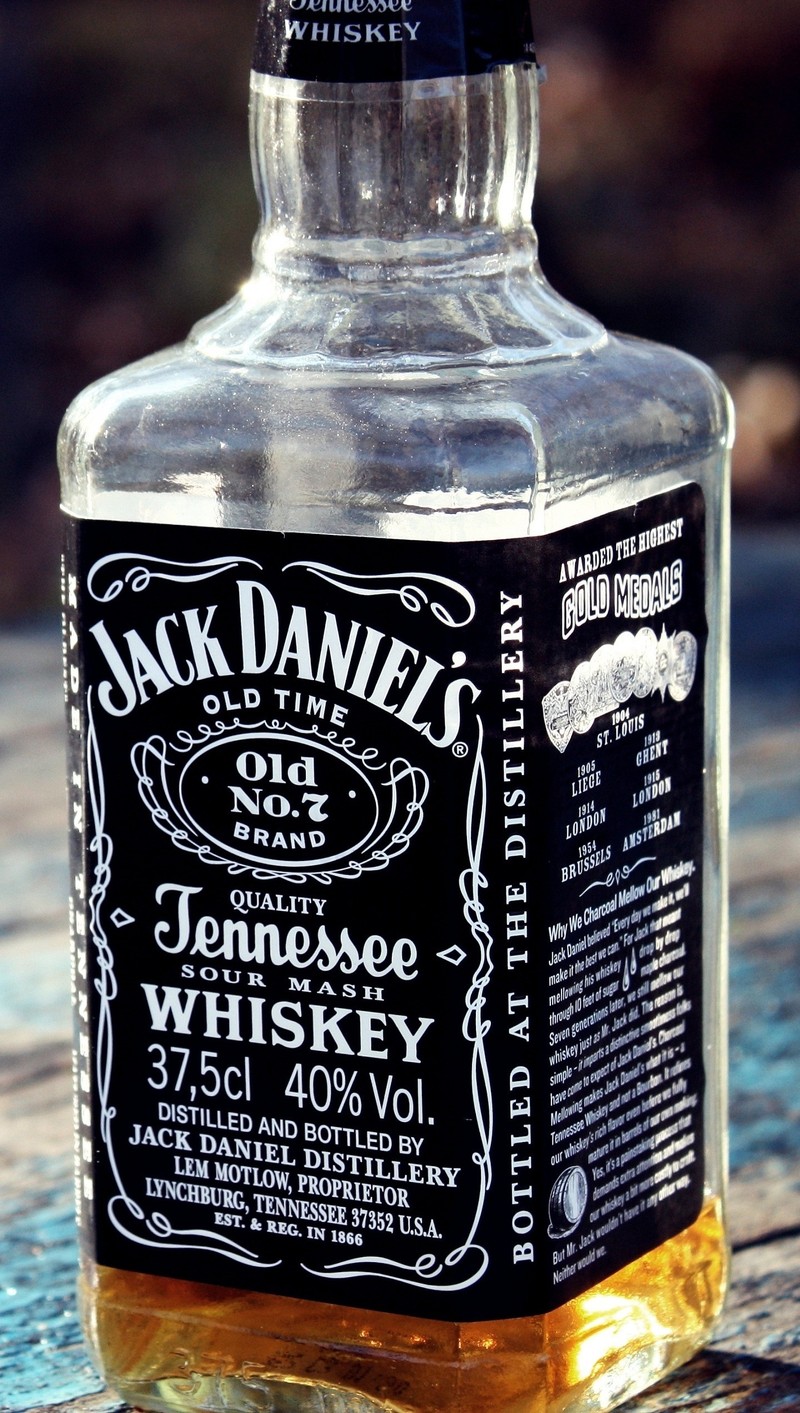 Близкий план бутылки виски jack daniels на столе (алкоголь, бутылка, джек дэниел, виски)