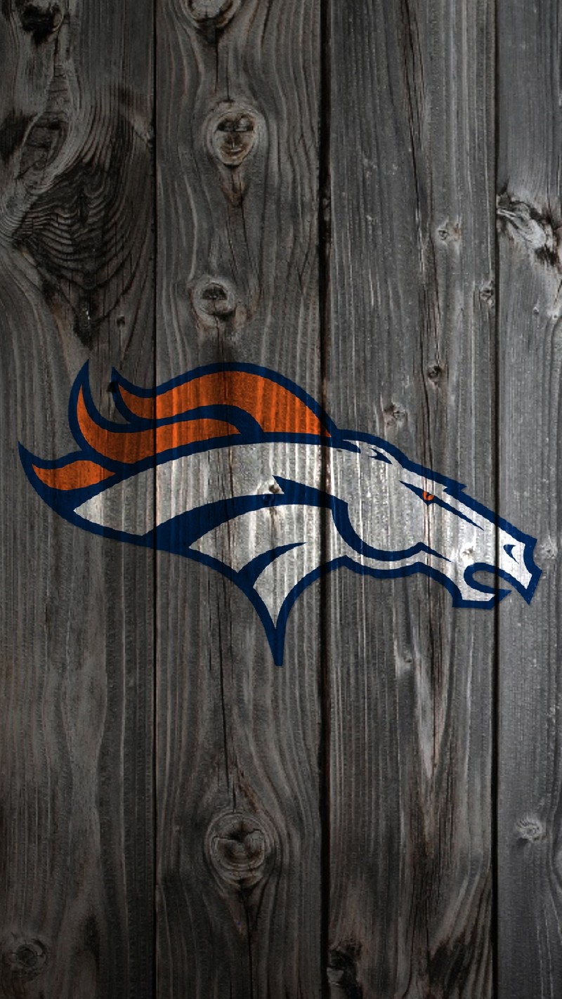 Близкий план деревянного забора с логотипом denver broncos (броункос, broncos, забор, лошадь, nfl)