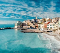 Vibrante ciudad costera junto a la playa con aguas claras y edificios coloridos