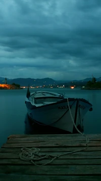 Bateau serein amarré à une rivière tranquille au crépuscule