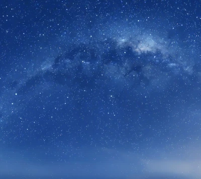 Una vista impresionante de un cielo nocturno lleno de estrellas, que muestra el arco luminoso de la Vía Láctea.