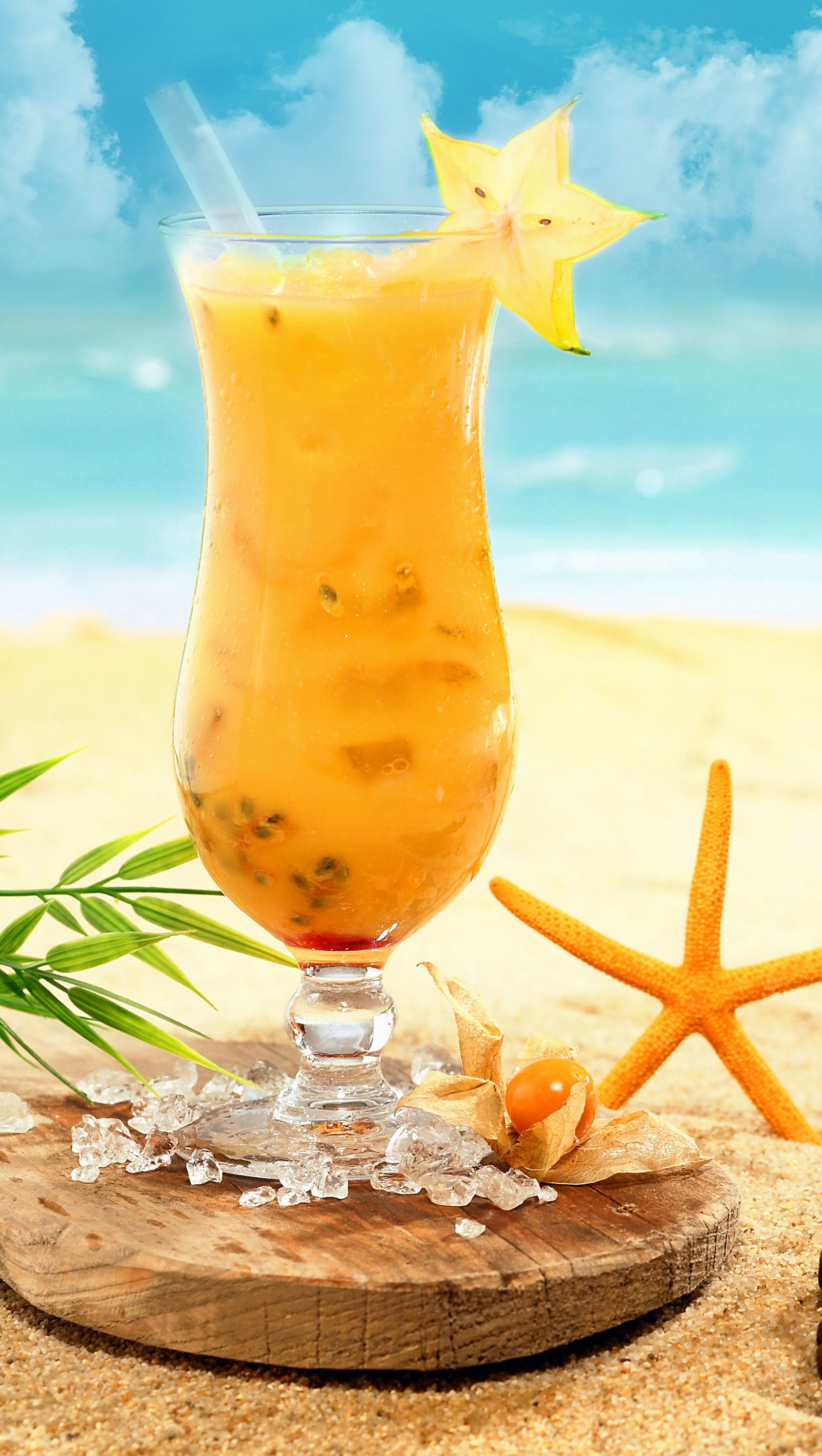 Un verre de jus d'orange sur une planche en bois (plage, cocktail, boisson, vacances, mer)