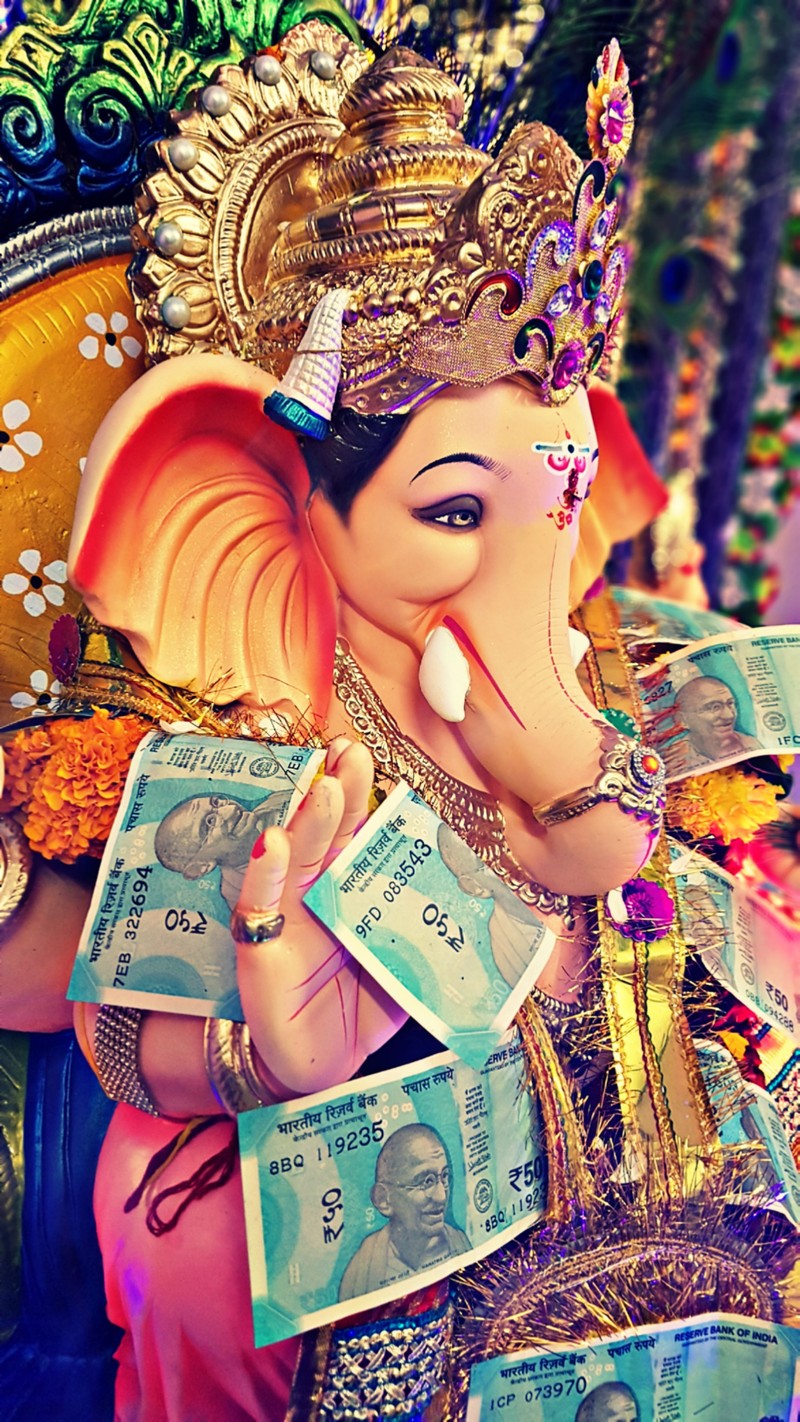 Статуя слона, держащего деньги в руке (баппа, bappa, ганеша, ganesh, ganesha)