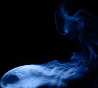 Humo azul abstracto sobre fondo negro