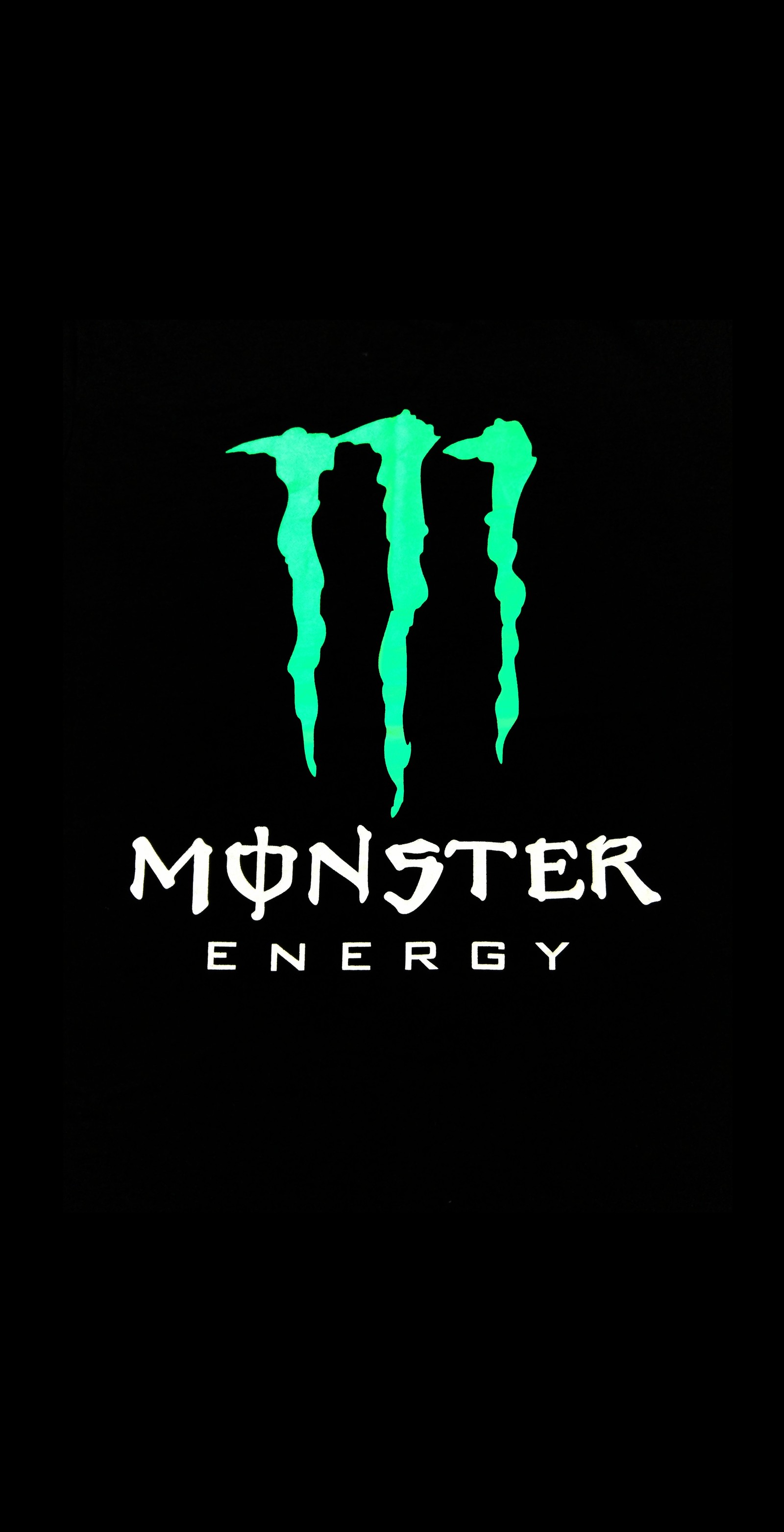 Eine nahaufnahme des monster energy-logos auf schwarzem hintergrund (schwarz, dunkel, übel, grün, monster)