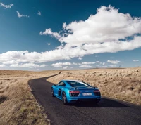 Deslumbrante Audi azul em uma estrada aberta sob um vasto céu