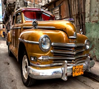 Carro Plymouth amarelo clássico em um cenário urbano histórico