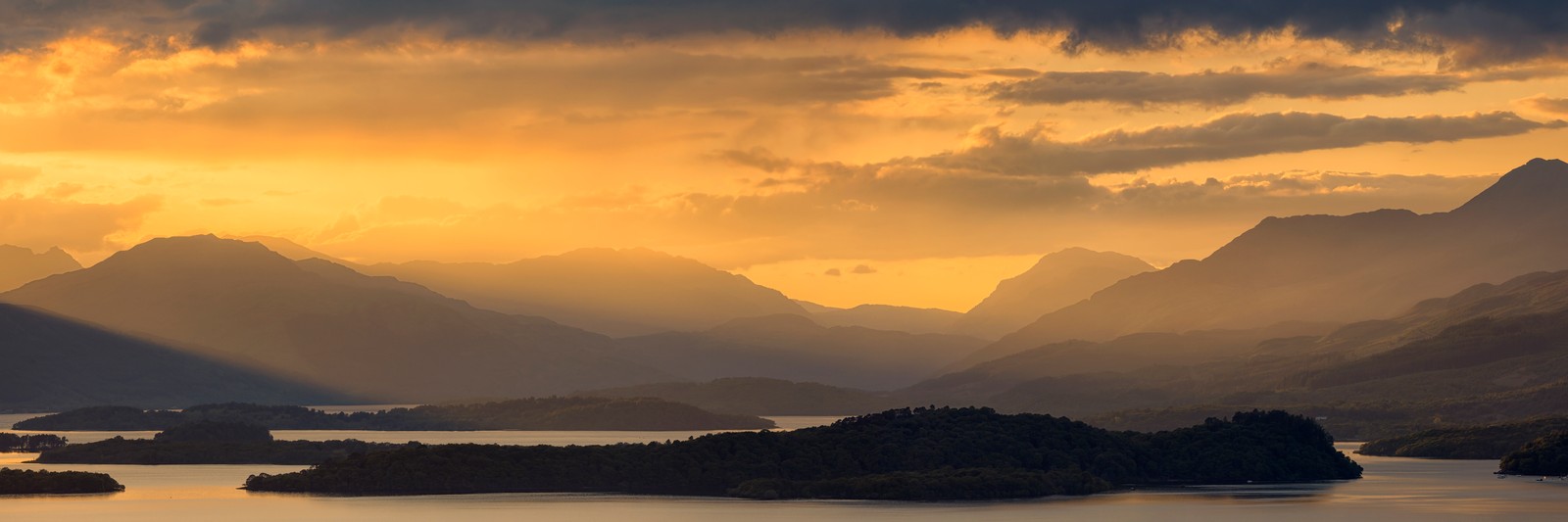 Uma vista de um lago com montanhas ao fundo (lago, terras altas, nuvem, horizonte, reservatório)