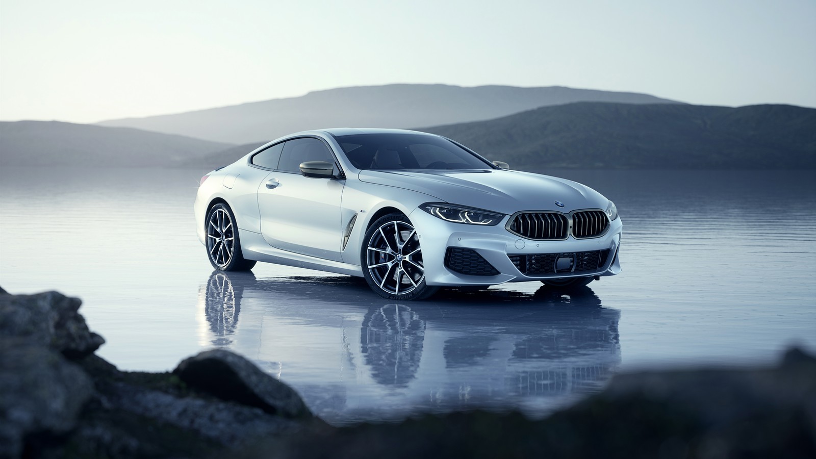 Вид сверху на белый автомобиль bmw, припаркованный у озера (bmw 850i, люксовый седан, 5k, бмв 8 серии, bmw 8 series)