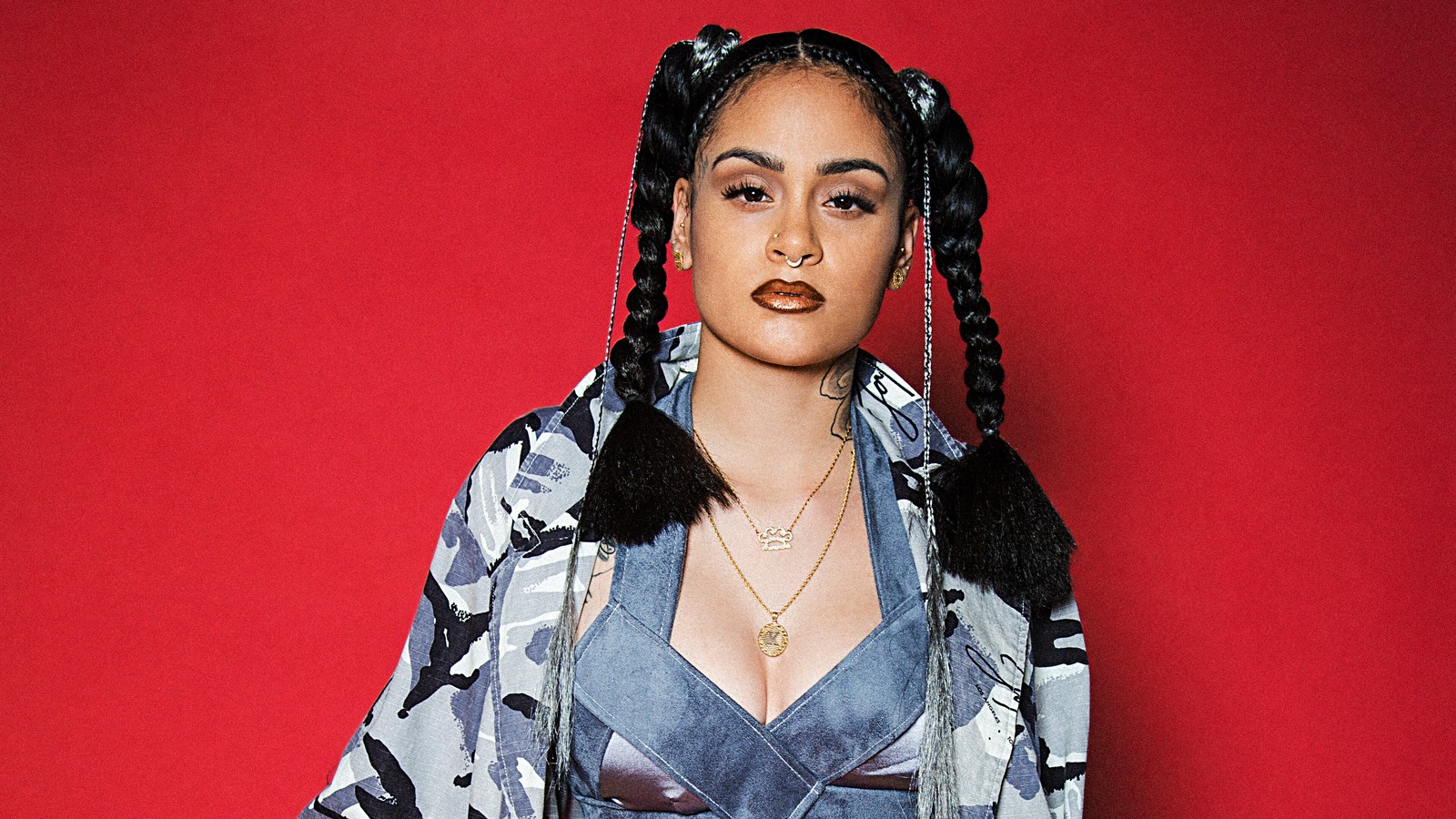 Mujer árabe con cabello negro largo y una chaqueta plateada (kehlani, cantante, estadounidense, celebridad, chicas)