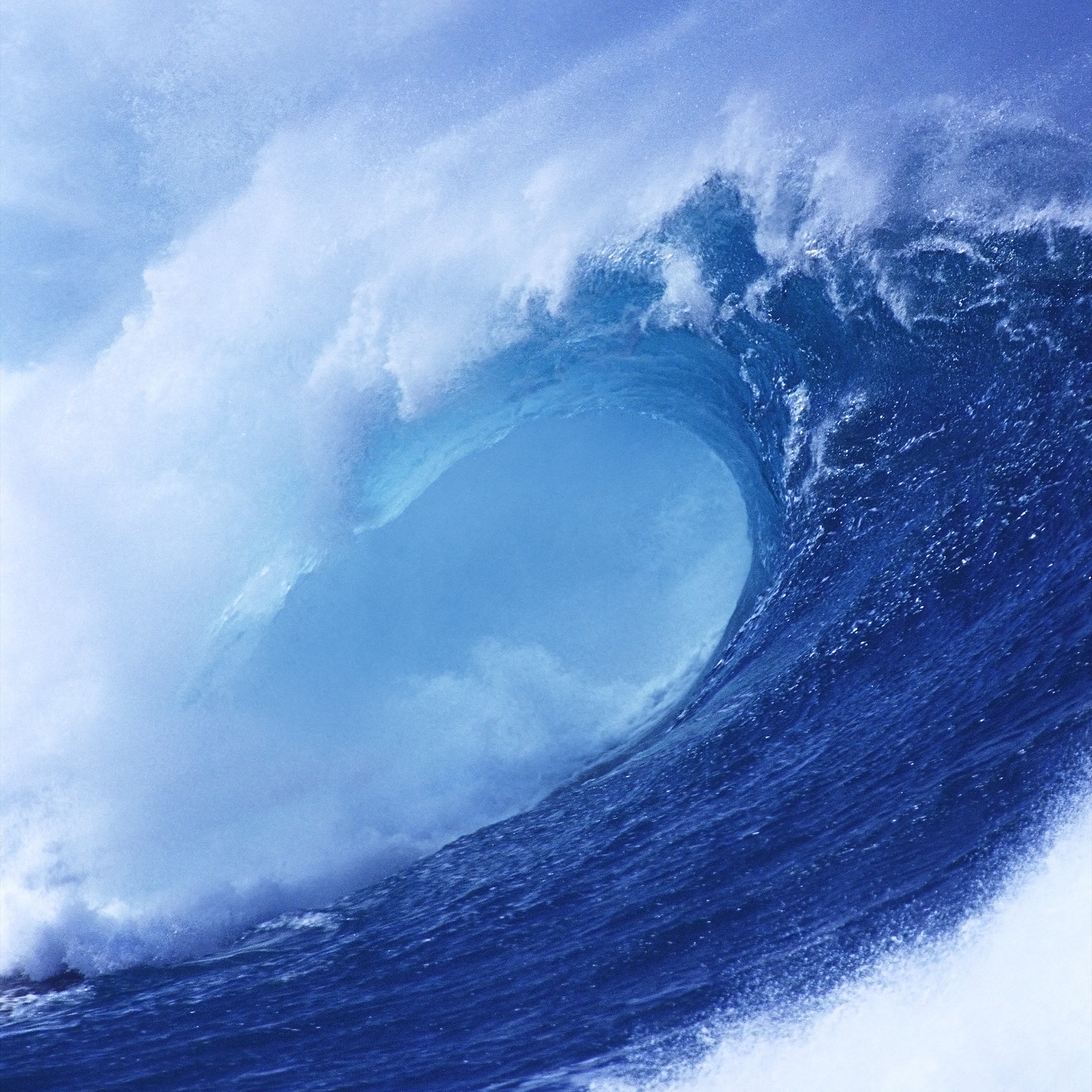 Surfer riding a large wave in the ocean on a sunny day (ios, ios 7, apples, water, eye)