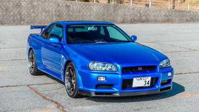 Синий Nissan Skyline GT-R на трассе, демонстрирующий элегантный дизайн и спортивные характеристики.