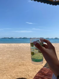 Bebida refrescante en un día soleado en la playa