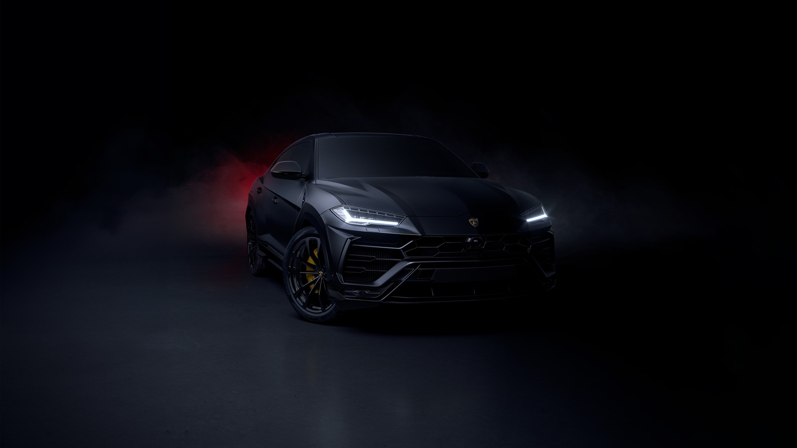 Primer plano de un suv negro en una habitación oscura (lamborghini urus, estética oscura, 8k, 5k, fondo oscuro)