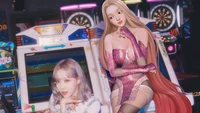 Winter d'Aespa et un personnage virtuel posent de manière ludique dans un cadre d'arcade vibrant, montrant la fusion de la réalité et de l'art numérique dans la culture K-pop.