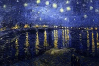 Une représentation vive d'un ciel nocturne rempli d'étoiles tourbillonnantes, reflétant des tons bleu électrique sur une surface d'eau tranquille, complétée par des lumières de la ville brillantes et des silhouettes de figures le long du rivage.