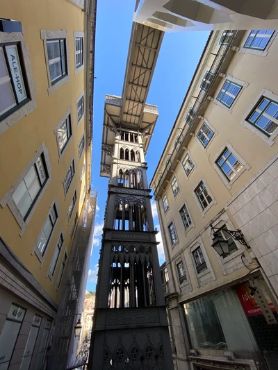 Fachada de ferro simétrica de uma estrutura urbana de uso misto cercada por arquitetura histórica