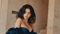 Selena Gomez em um elegante vestido escuro: momento cativante da sessão de fotos