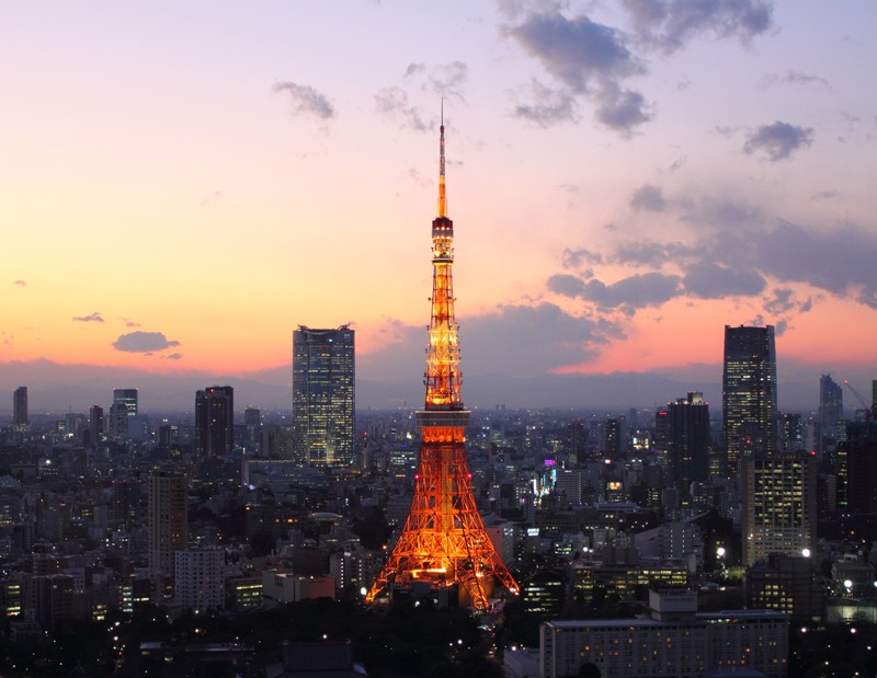 Арафированный вид города в сумерках с высокой башней (токийская башня, tokyo tower, башня, достопримечательность, городской пейзаж)