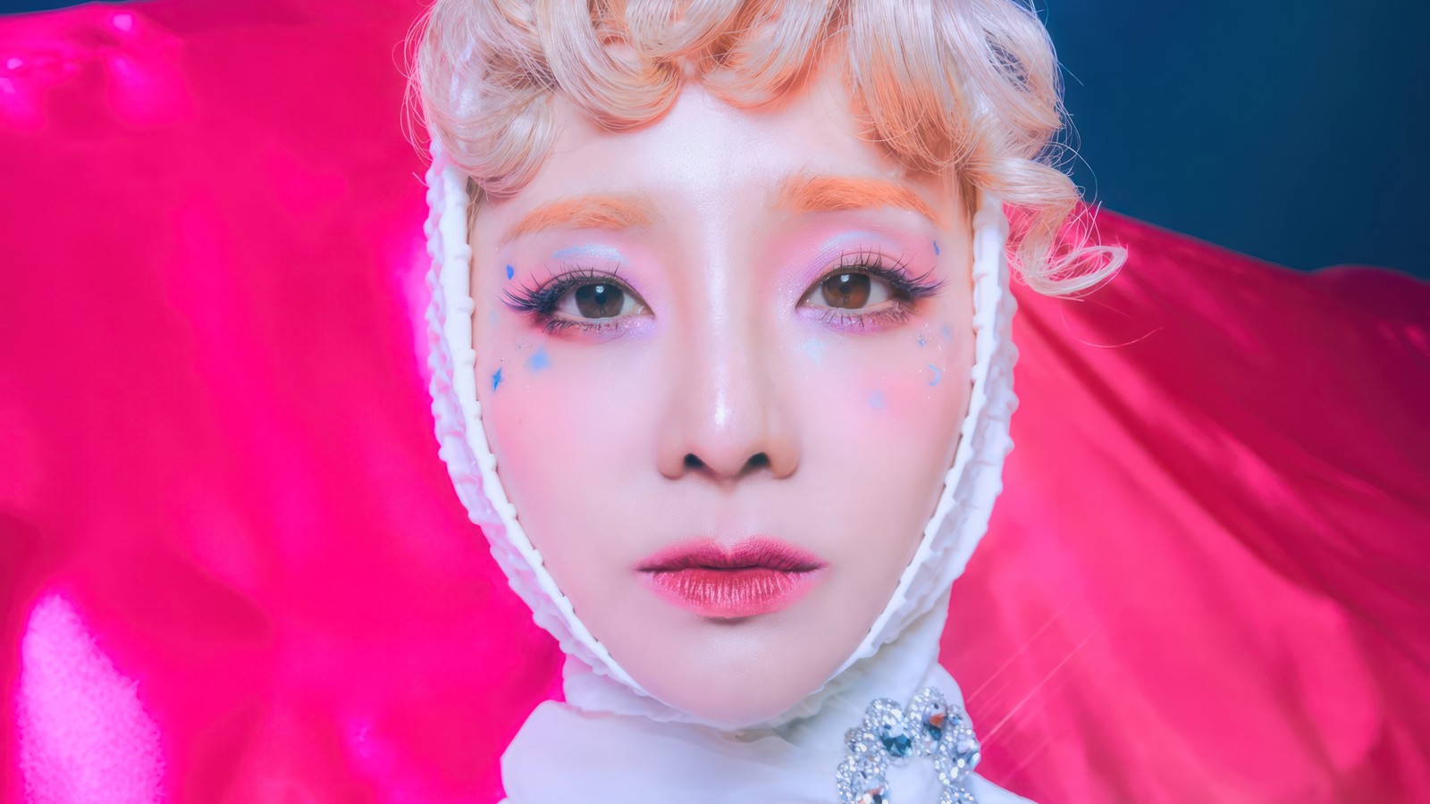 Un gros plan d'une femme dans une tenue rose et blanche (sandara park, kpop, solo, groupe de filles coréen, korean girl group)