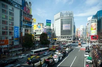 Lebendige Stadtlandschaft von Shibuya: Eine belebte Kreuzung im Herzen von Tokio