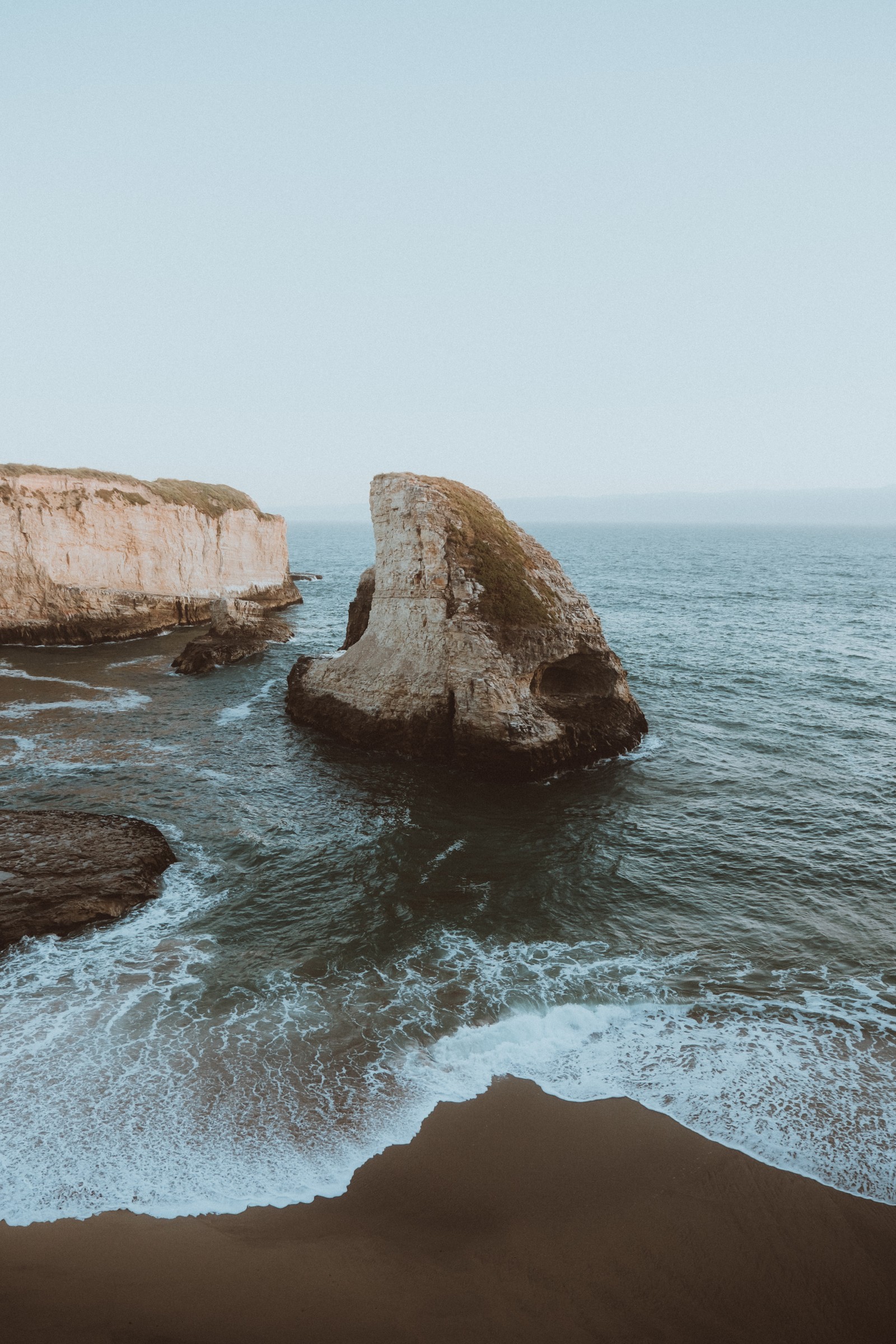 Una gran roca en medio del océano (mar, cuerpo de agua, roca, costa, océano)