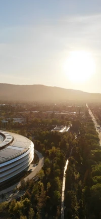 Paisagem ensolarada com horizonte montanhoso e arquitetura moderna