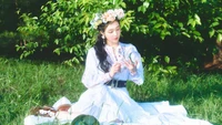 Elegância alegre: Park Soo Young em um cenário de jardim dos sonhos