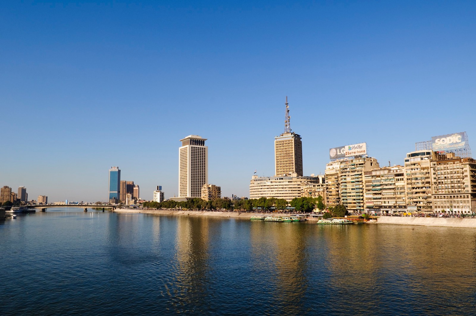 Vista aérea de um horizonte urbano com um rio e uma ponte (linha do horizonte, cairo, cidade, paisagem urbana, dia)