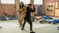 Awkwafina et John Cena dans une scène pleine d'action de Jackpot