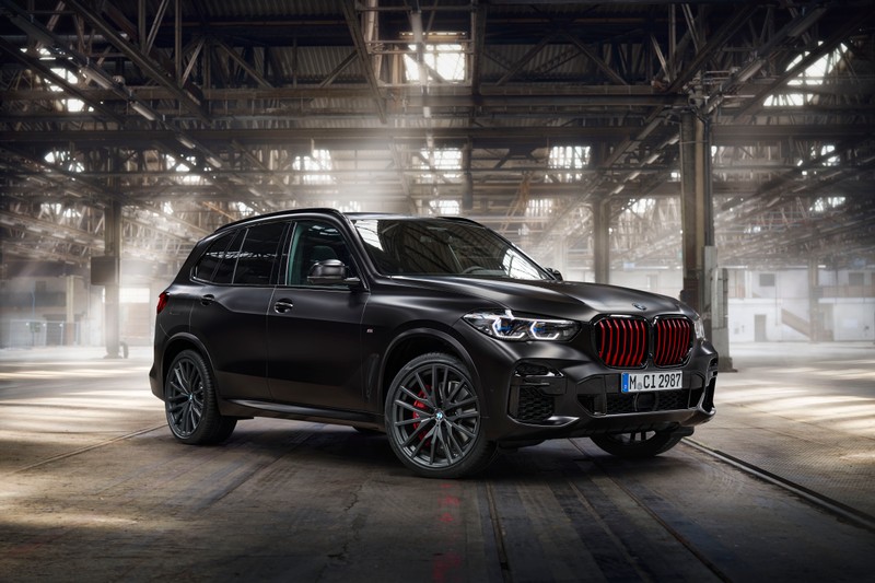 Bmw x5 suv показан в темной комнате (bmw x6 m50i, ограниченное издание, черные автомобили, 5k, 8k)