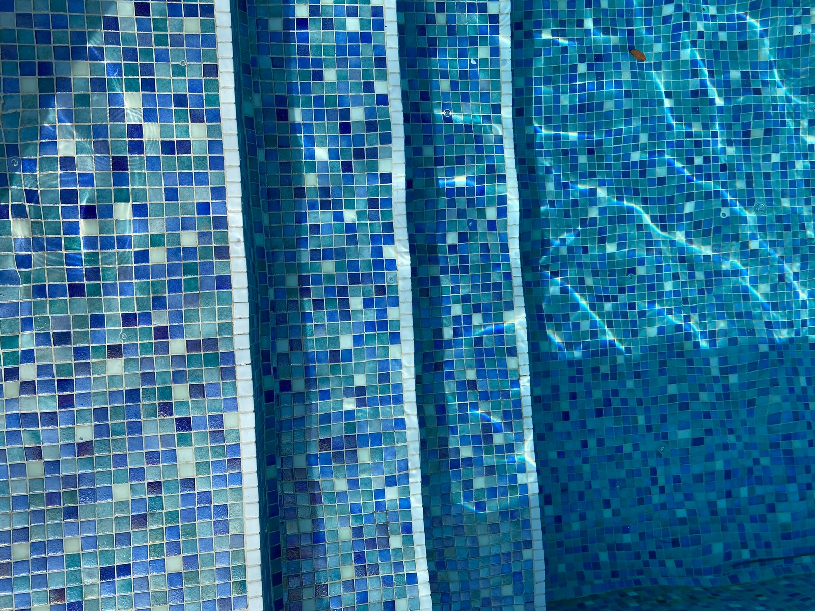 Il y a trois carreaux bleus sur le mur d'une salle de bains (motif, azur, bleu, aqua, bleu électrique)