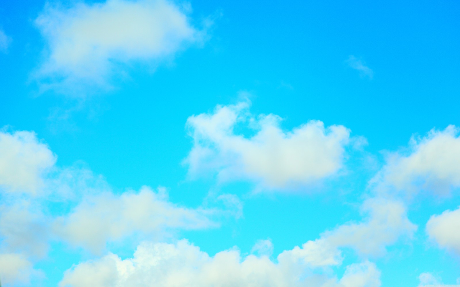 Un grand avion blanc vole dans le ciel avec des nuages (nuage, bleu, journée, atmosphère, azur)