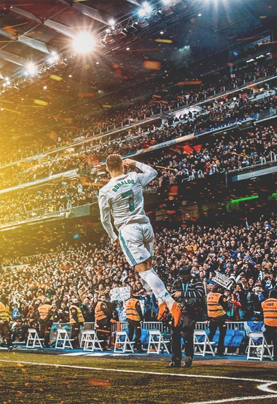 Cristiano Ronaldo feiert ein Tor im Santiago-Bernabéu-Stadion, umgeben von jubelnden Fans.