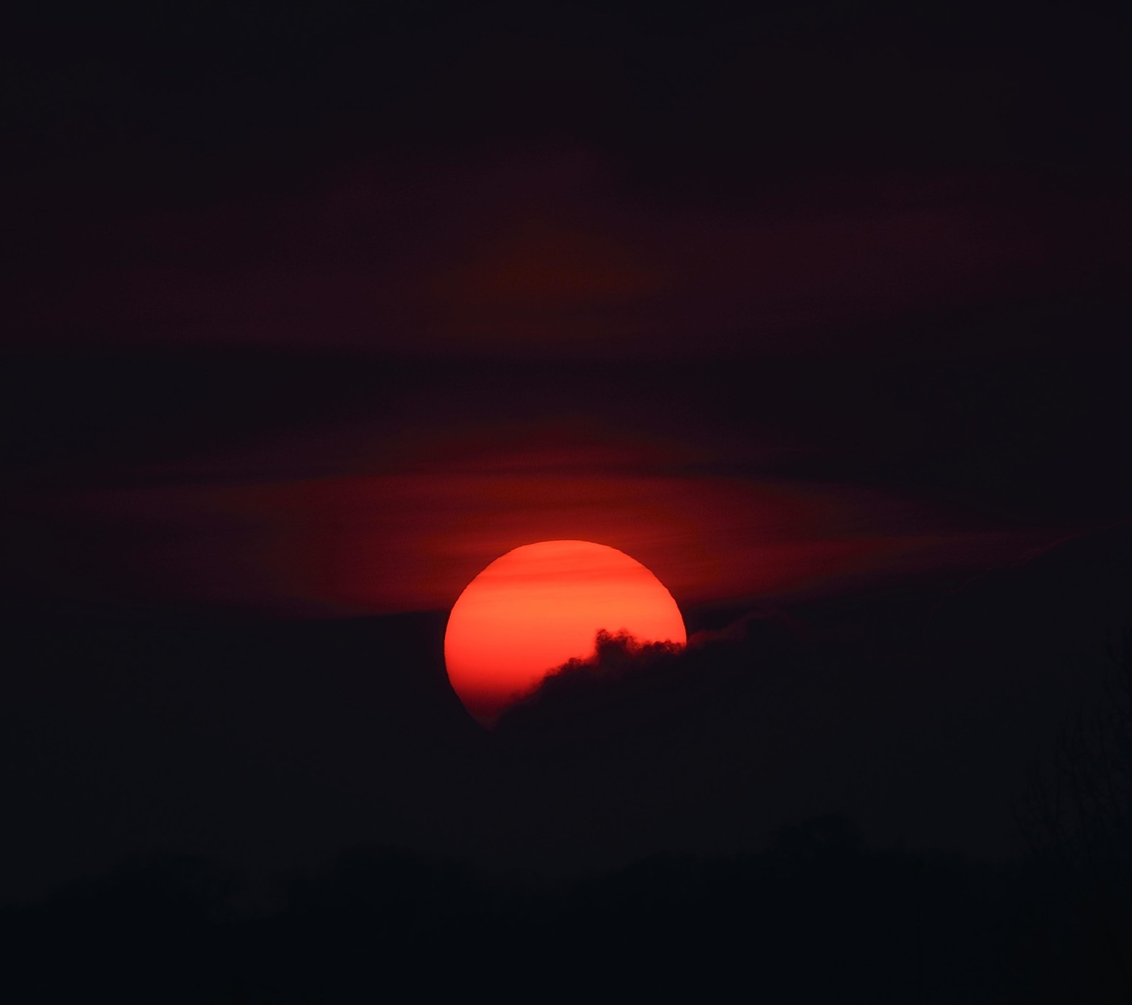 Descargar fondo de pantalla nubes, oscuridad, moon into blood, silueta, la luna