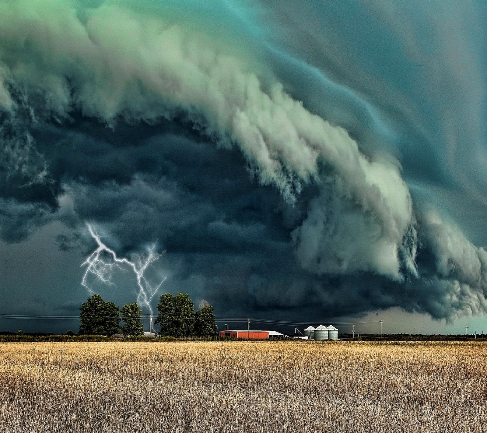 Arafed image of a large cloud with lightning coming out of it (nature)