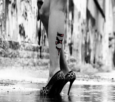 noir et blanc, fille, talons hauts, jambes, tatouage