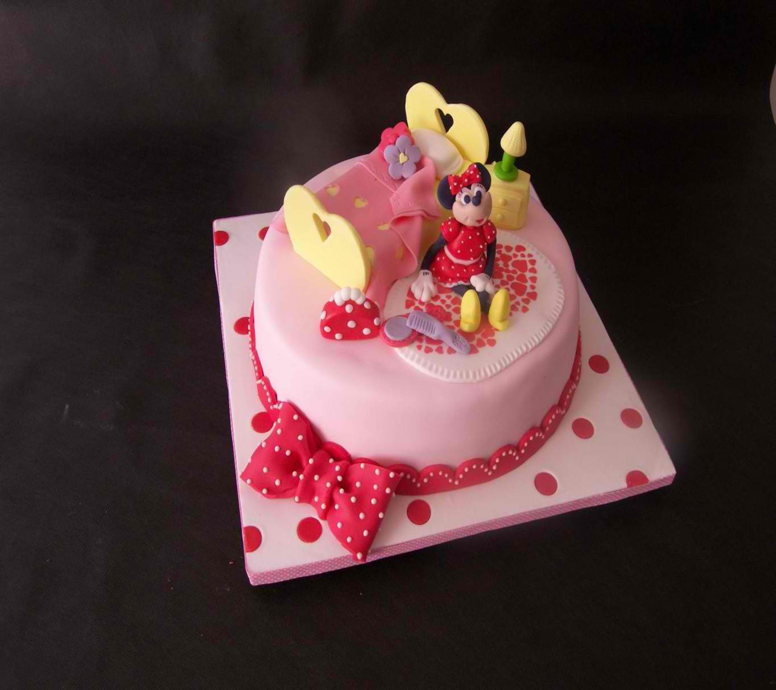 Torta de minnie mouse con una figura de minnie mouse en la parte superior (pastel, comida, dulces)