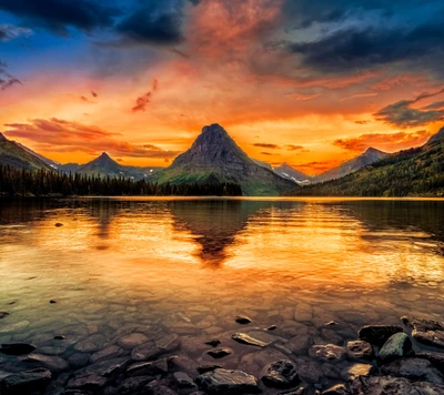 Lebendiger Sonnenaufgang über einem See in Montana