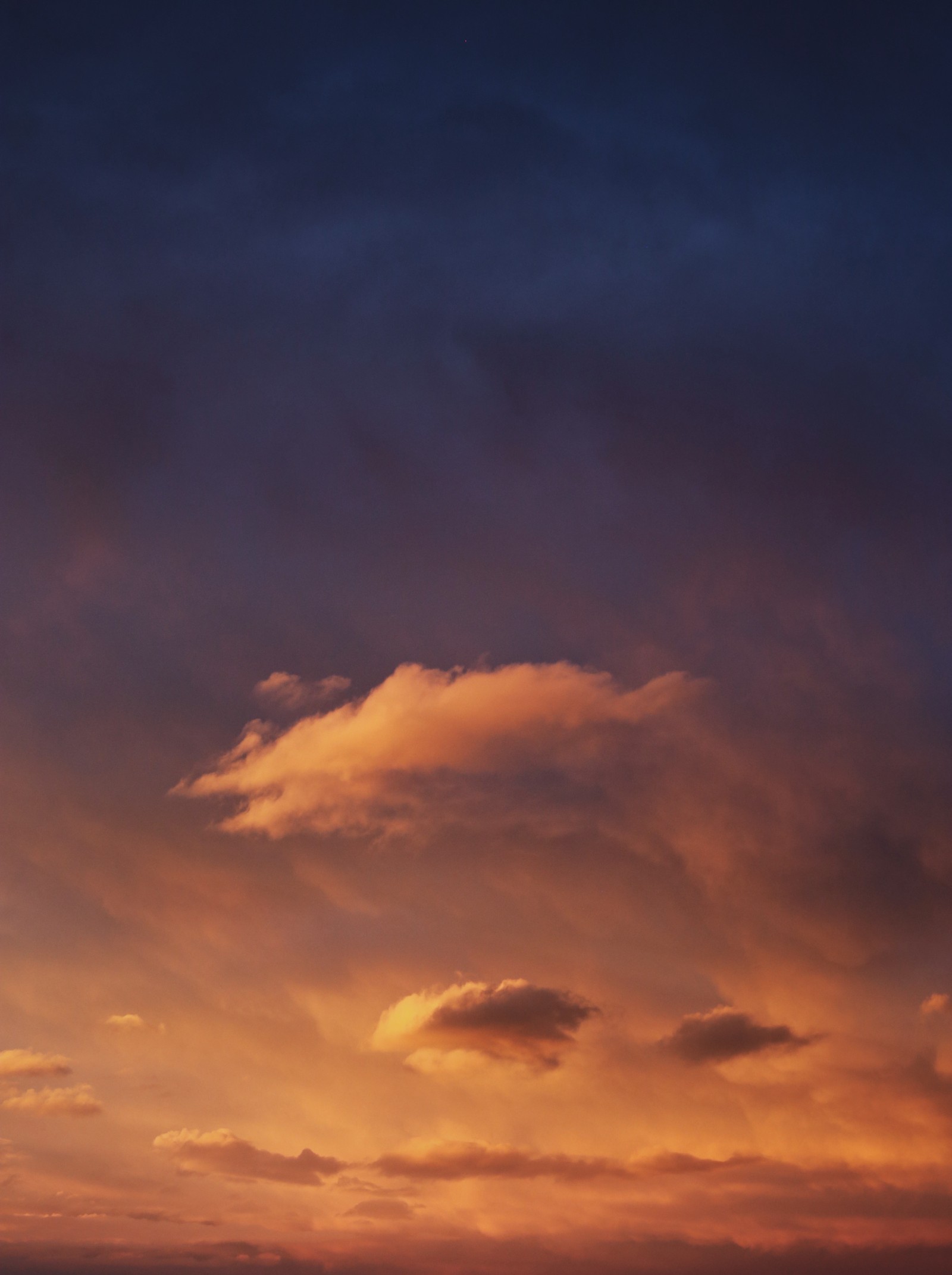 Coucher de soleil avec un avion solitaire volant dans le ciel au-dessus d'un champ (beauté, nuages, soir, hd, nature)