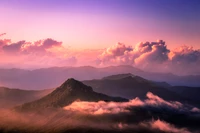 Chaîne de montagnes majestueuse sous un éclat coloré