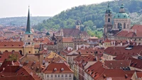 Szenischer Überblick über die mittelalterliche Architektur und die hohen Türme von Prag